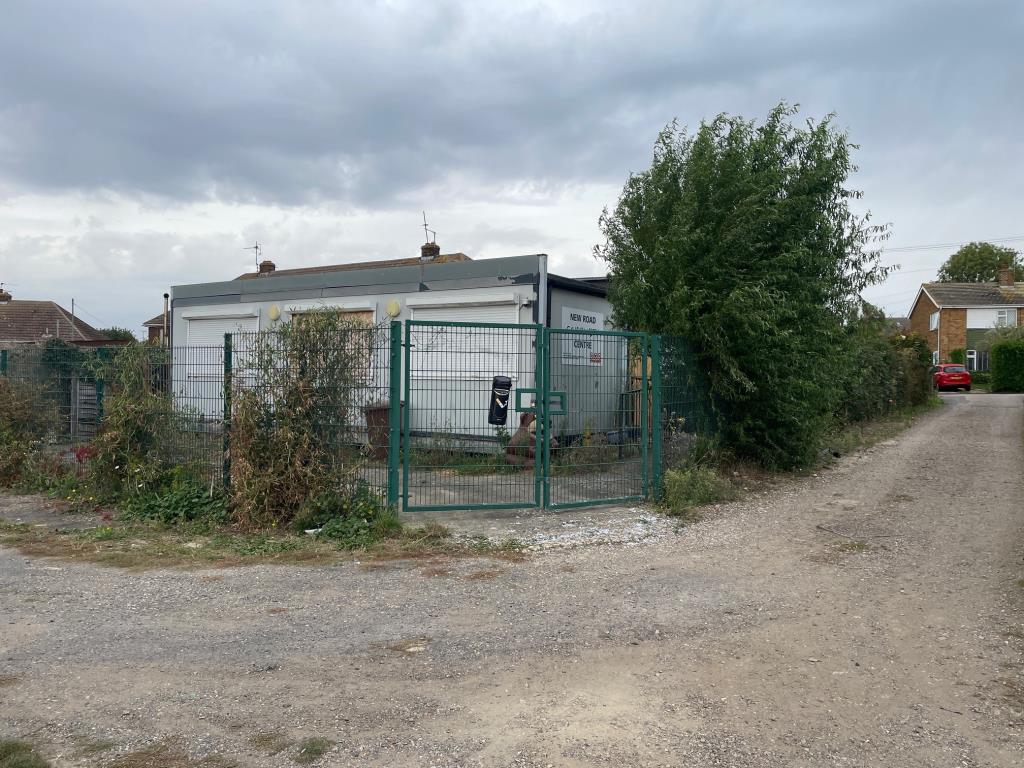 Lot: 131 - FORMER COMMUNITY CENTRE WITH POTENTIAL - Rear view and gates to rear yard area